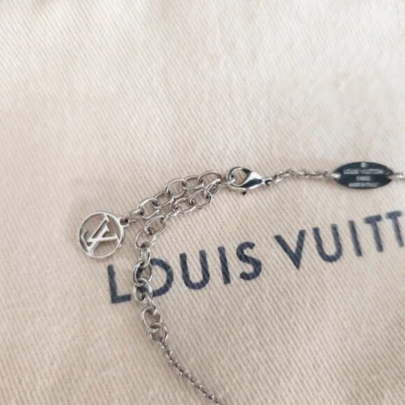 Louis Vuitton SILVER TONE Metal Essential V Necklace with Box and Dustbag EUC - Picture 8 of 10
